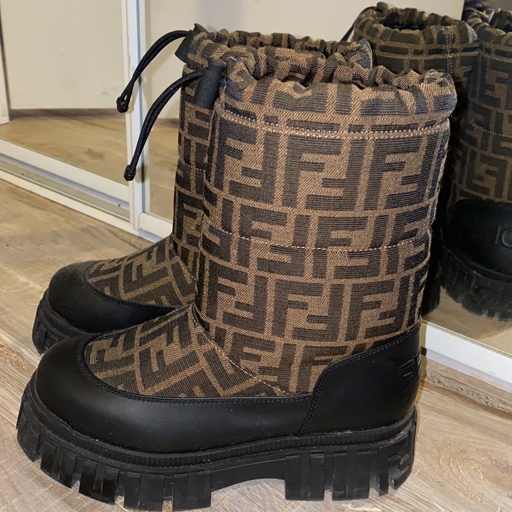 Authentic Fendi boots. Pristine condition only worn once. Fits like a 5.5-6